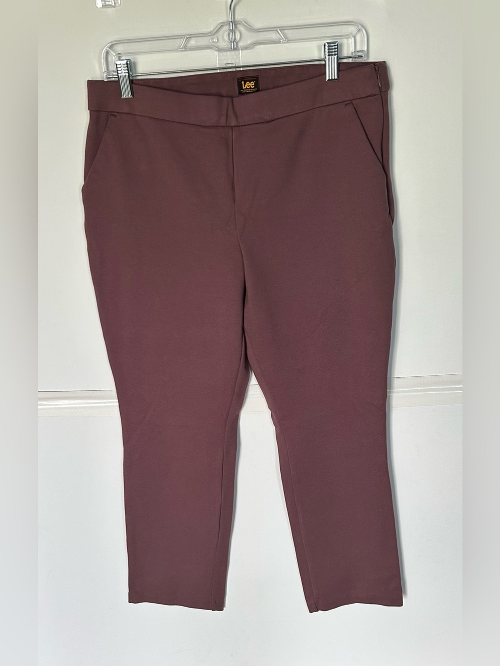 Lee women’s slim fit capris, pull on style in Purple. Size 8M